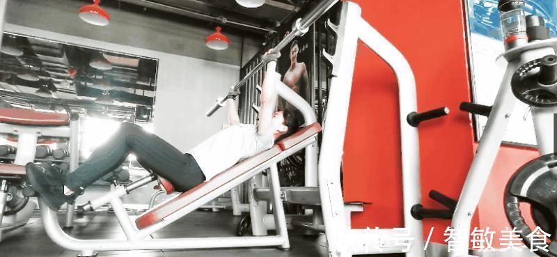 胸型|五个胸部动作,帮你改善驼背,让胸型更为饱满,上半身更有线条