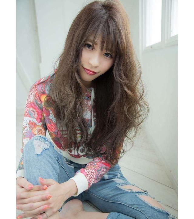 什么发型减龄又时尚?试试这三种柔卷发,简单随意又显皮肤白