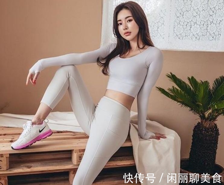 小姐姐|身穿抹胸长裙的美女，长发披肩，气质温婉动人