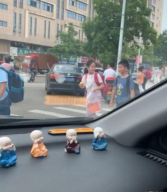儿子|妈妈接儿子放学,儿子竟装作不认识,看到儿子身边女同学,妈妈恍然大悟