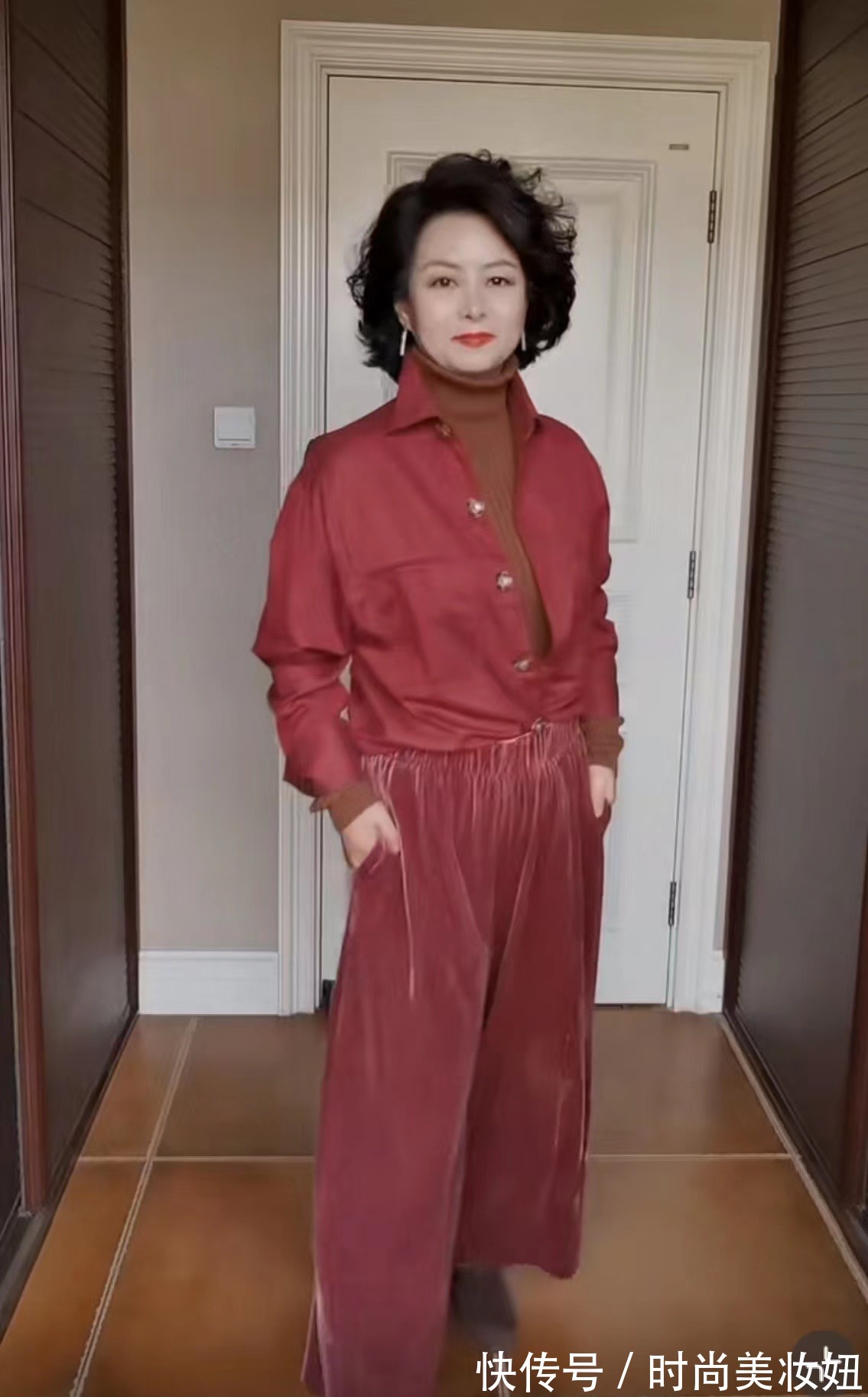 色彩 50岁女人要打扮得高级,分享超实用的3种配色秘诀,每一套都超美