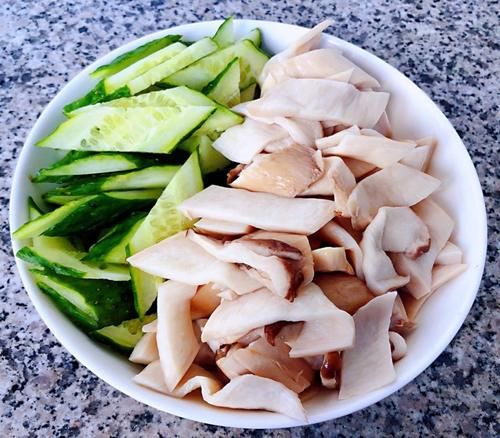腊肉黄瓜炒杏鲍菇 不一样的好味道