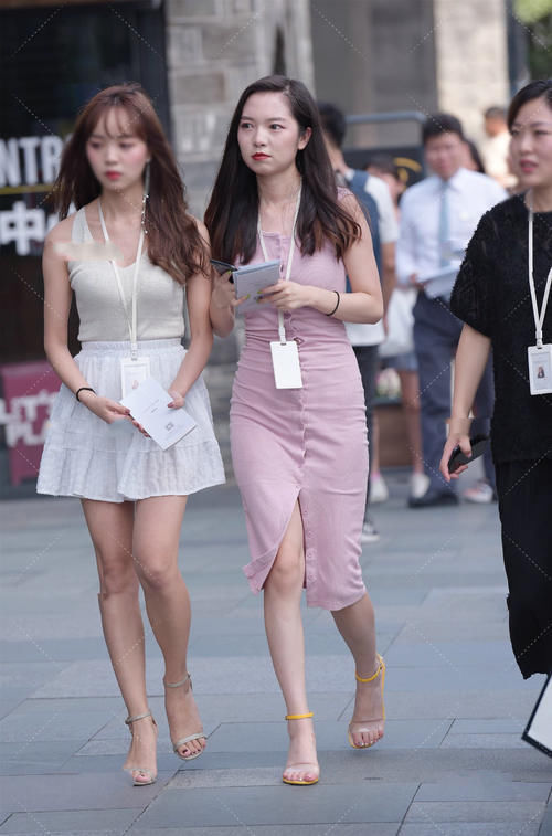 街拍：针织连衣裙穿上很有气质，浅粉色的针织连衣裙穿上很温婉