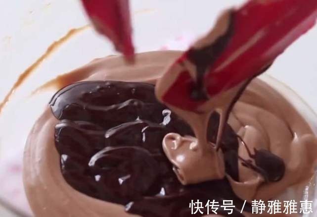 顶级大厨制作“巧克力花”，浇下奶茶的瞬间，才是震撼的开始
