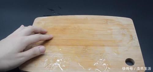 白醋|白醋倒在手心搓一搓,真的厉害了,解决了男人女人的困扰,都学学吧