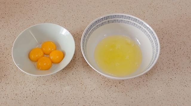 做蛋糕，别只会用烤箱，家里有电饭锅就能做，不会糊锅也不粘底