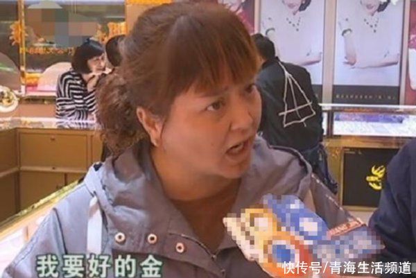 男子花6100买金项链送未婚妻，戴两个月就发黑，商家:这是18K金