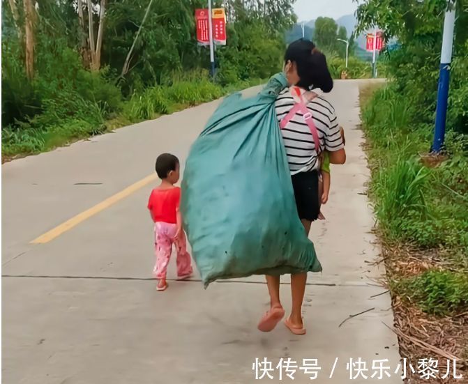 妈妈|24岁妈妈带俩娃烈日下捡垃圾,网友感慨:女人嫁错人太悲哀
