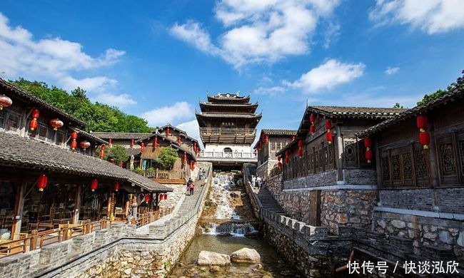 青石板路、古色古香的建筑，三千年的镇江，一座座如画的千年古镇