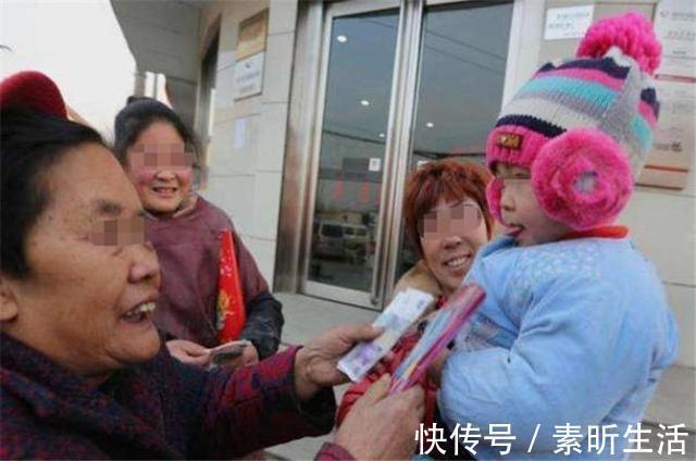孩子|“孙子外孙一样疼”，姥姥给两个孩子发红包，宝妈打开后很心寒