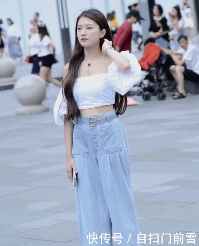 白色抹胸装搭配泡泡袖,装嫩能力一流,搭配上宽松牛仔裤休闲时尚