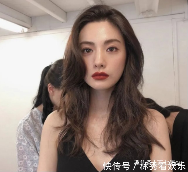 发型 方脸女孩天生气质错了,选对发型、饰品、妆容修饰后才有超模感