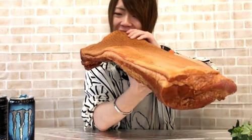 大胃王挑战30斤“牛排”，啃一口却穿帮了，网友：我能吃50斤