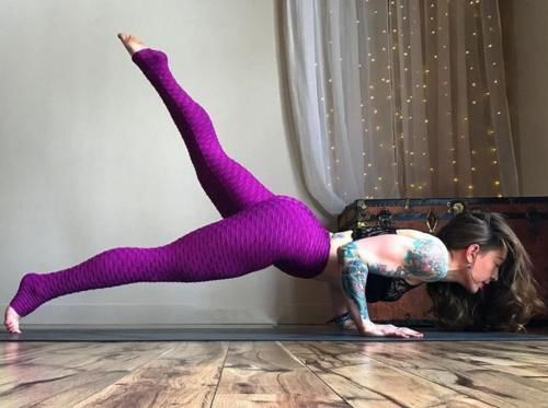 膝盖|瘦手臂其实并不难,不妨试试练习瑜伽,甩掉脂肪,塑造线条感