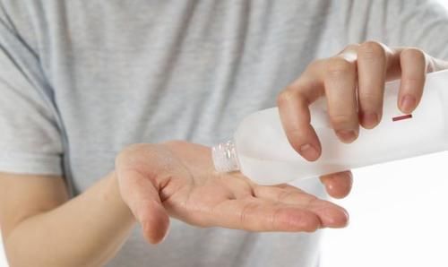 内科医生：热牛奶中加1勺，持续半月，皮肤白嫩有光泽，人也漂亮