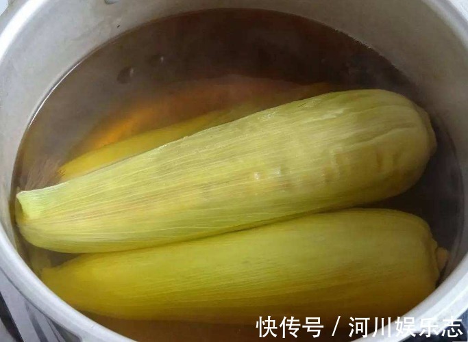 煮玉米只放清水是错的,放上这2样料,玉米更香甜软糯,太实用了
