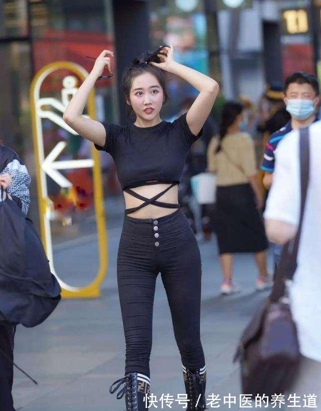 包包 黑色露脐短袖搭配黑色高腰打底裤,整体显瘦显高,气质妩媚!