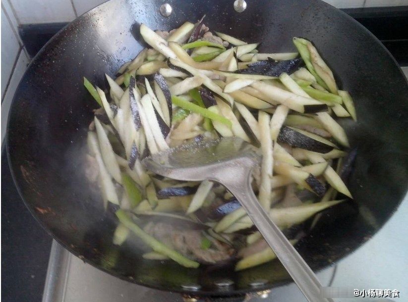 炒茄子时，不要先放油，学会这样做，茄子不油腻不发黑，口感香嫩