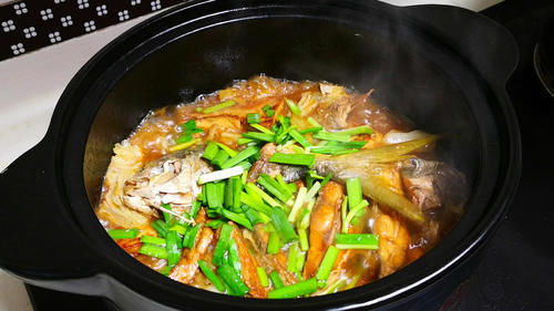 冷天我就爱做这鱼,刺少肉嫩营养高,热热乎乎炖一锅,冬天吃最香