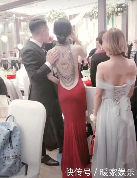 银河系|“背影新娘”火了,新郎上辈子拯救了银河系,新娘转身后惊艳了