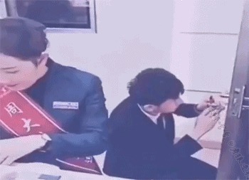 |搞笑GIF:这肯定是摆拍,不信你看这大长腿怎么开车