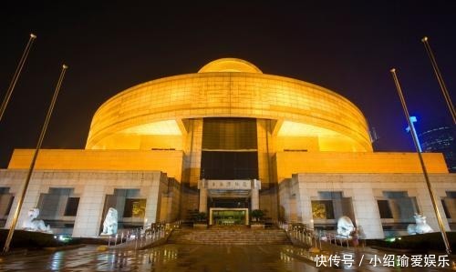 鎏金方壶|此文物表面镀金,博物馆请求要点金粉,主人立即将文物捐给国家