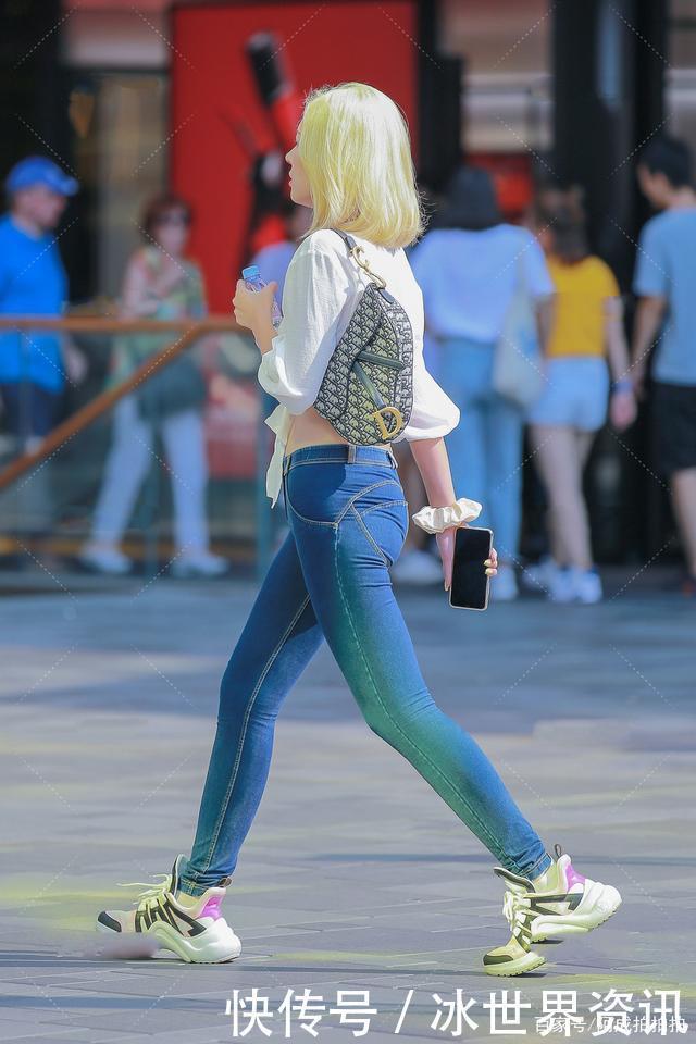 白色v领绑带上衣,搭配深蓝色裤子,显高级感