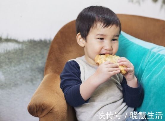 食物|7岁男孩不喝可乐,身体发育远逊同龄人,儿科医生:4种食物惹的祸