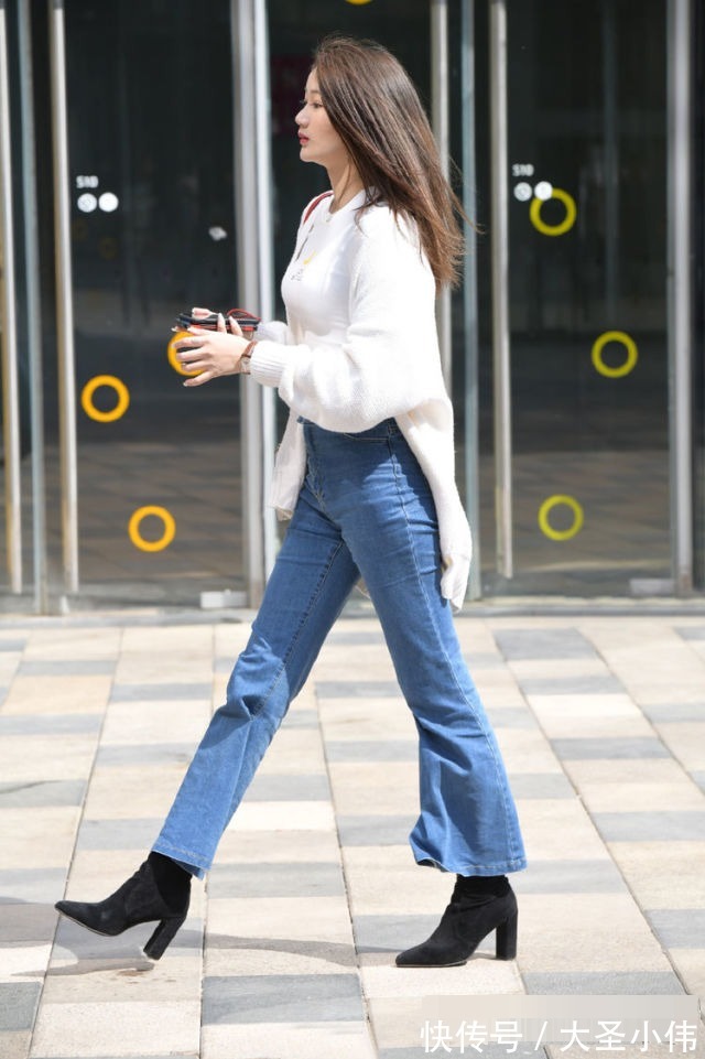 针织开衫|美女街拍:小姐姐高收腰喇叭裤搭白色T恤,展现出了一种靓丽大气的美感