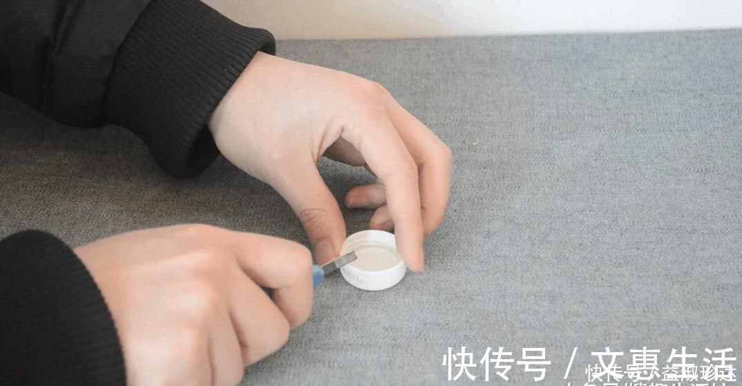 塑料|门把上粘个塑料瓶盖, 没想到还有这妙用, 家家户户都用得着