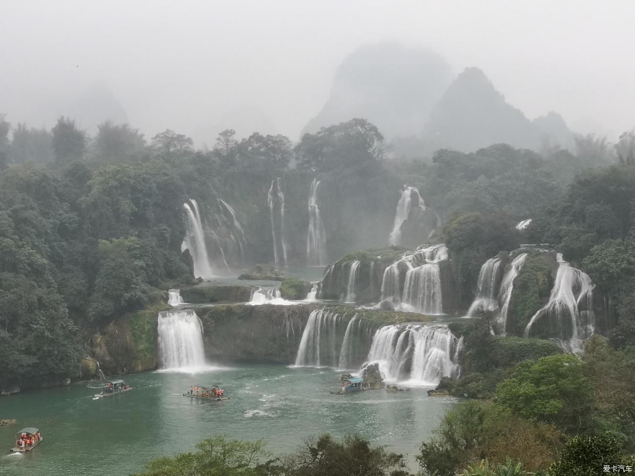 德天大瀑布好壮观，青山碧水的的自然风光无限美好！