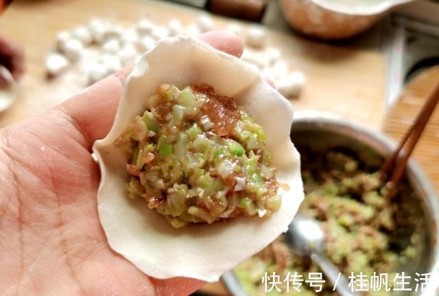 搅拌均匀|夏天，这菜2块钱一斤，包饺子一定要多加1步才好吃，娘俩吃了60个