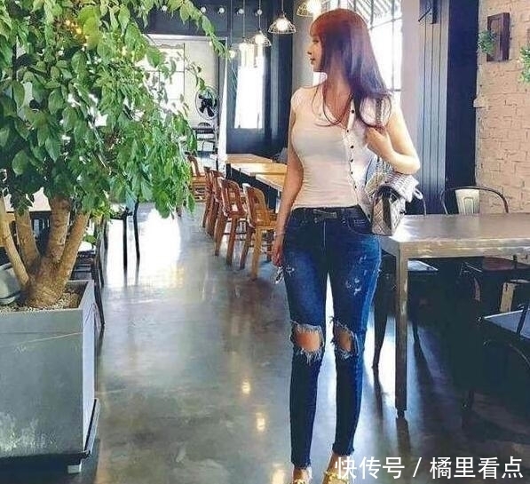 搭配|街拍:黑色牛仔短裤,搭配黑色背心,让美女穿出优雅的街头风情!