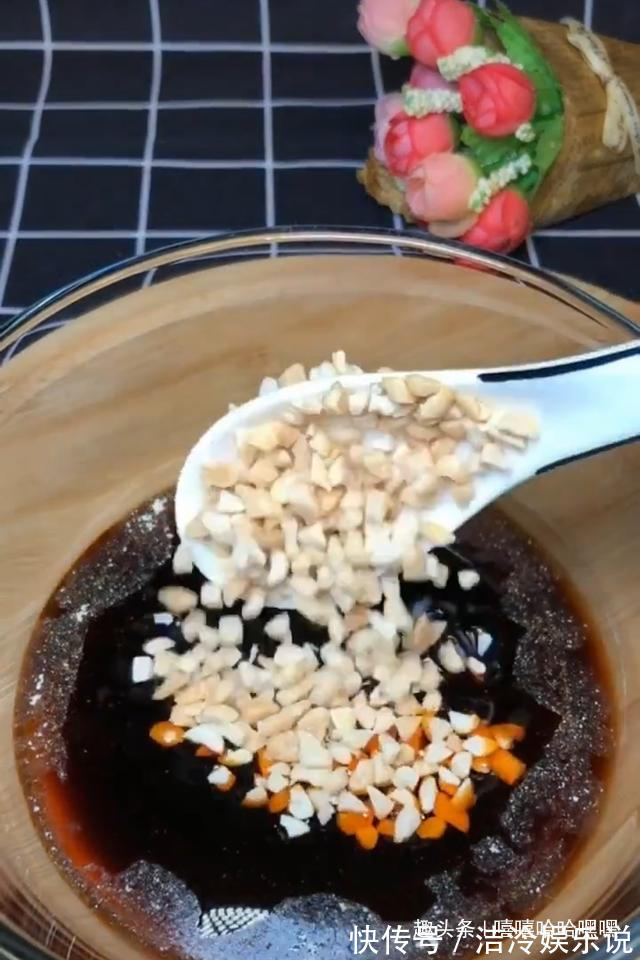 凉拌鸡腿,咸鲜微辣,吃着开胃又下饭,鲜嫩又多汁哟!