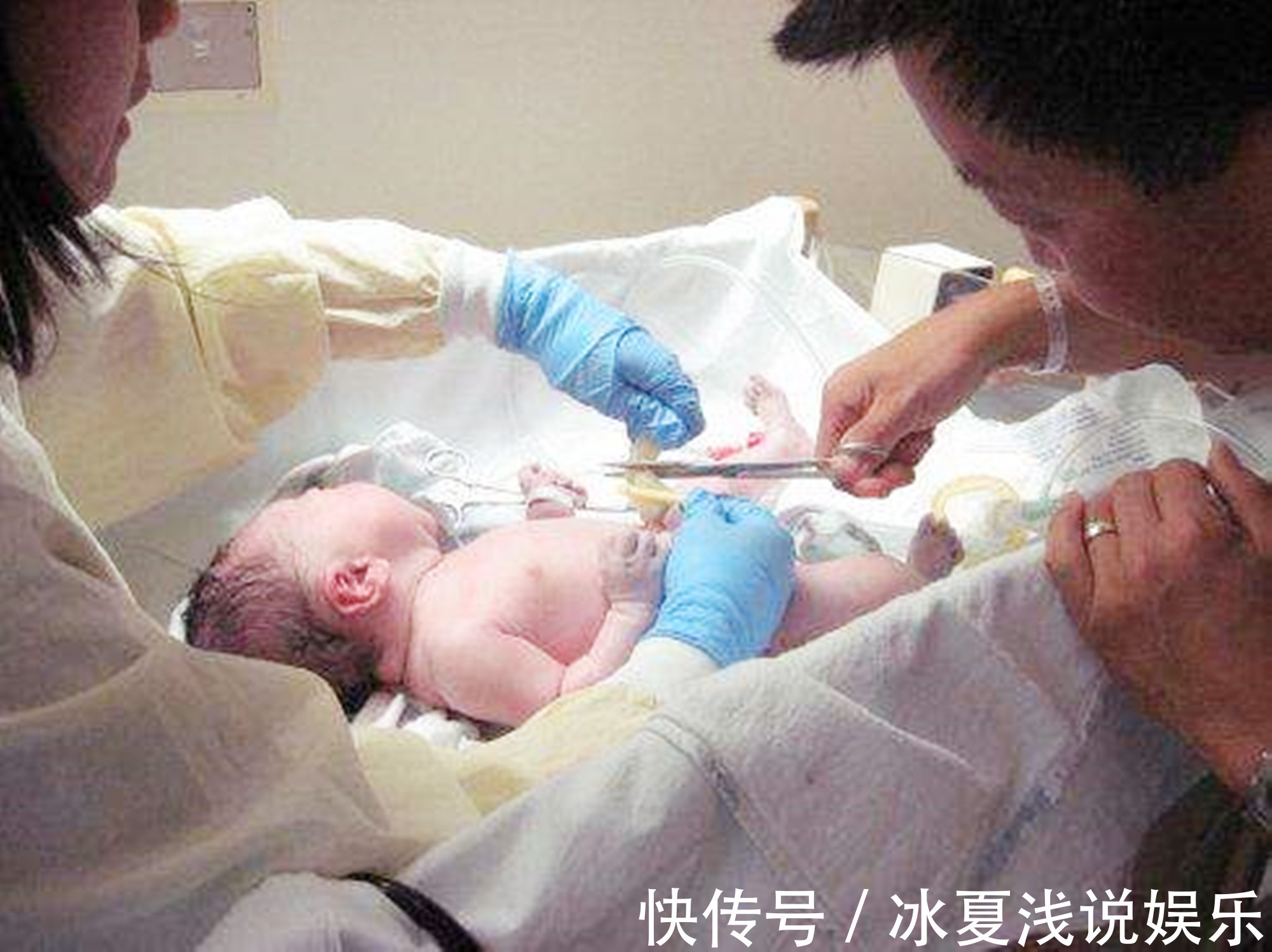 孩子|宝宝出生后用实力“复仇”,网友笑评:弄疼我了还想走?没门