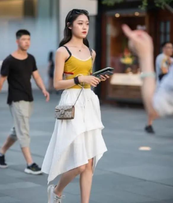 街拍身材高挑的小美女,走在街头魅力无限,满满的回头率