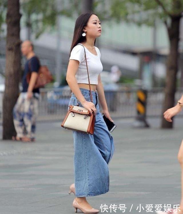 阔腿裤|街拍：白背心搭配阔腿裤，身材苗条的小姐姐，太养眼了