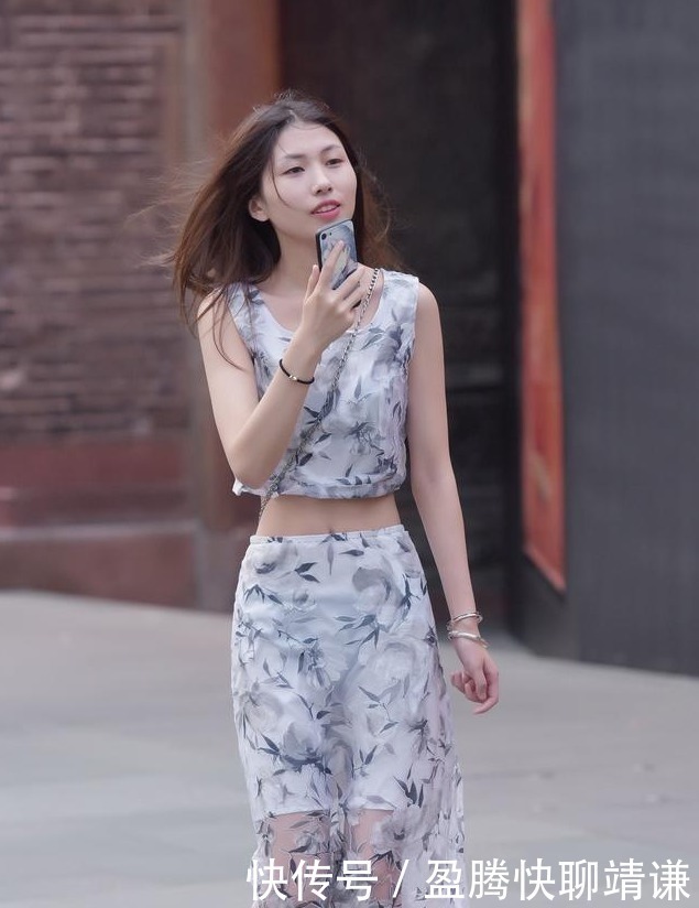 印版高腰款显瘦两件套装,搭配上尖头鞋,穿着清新甜美气质