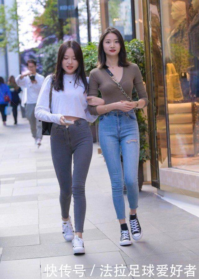 紧身上衣T恤搭配紧身牛仔裤,时尚姐妹花,优雅动人