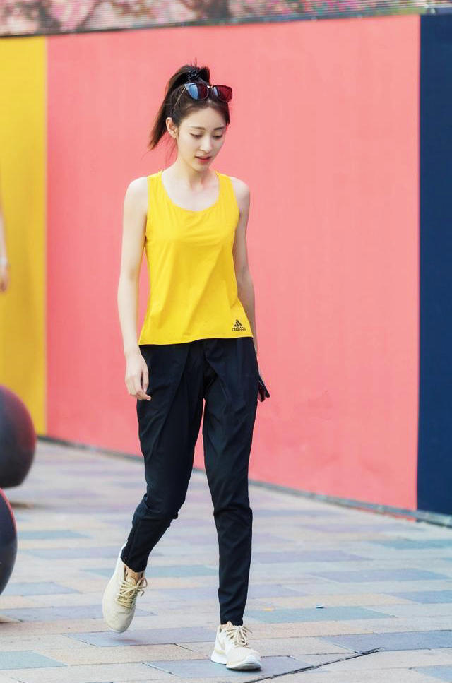 优雅|街拍:蓝白格子风衣穿出了美女优雅的气质,很有魅力