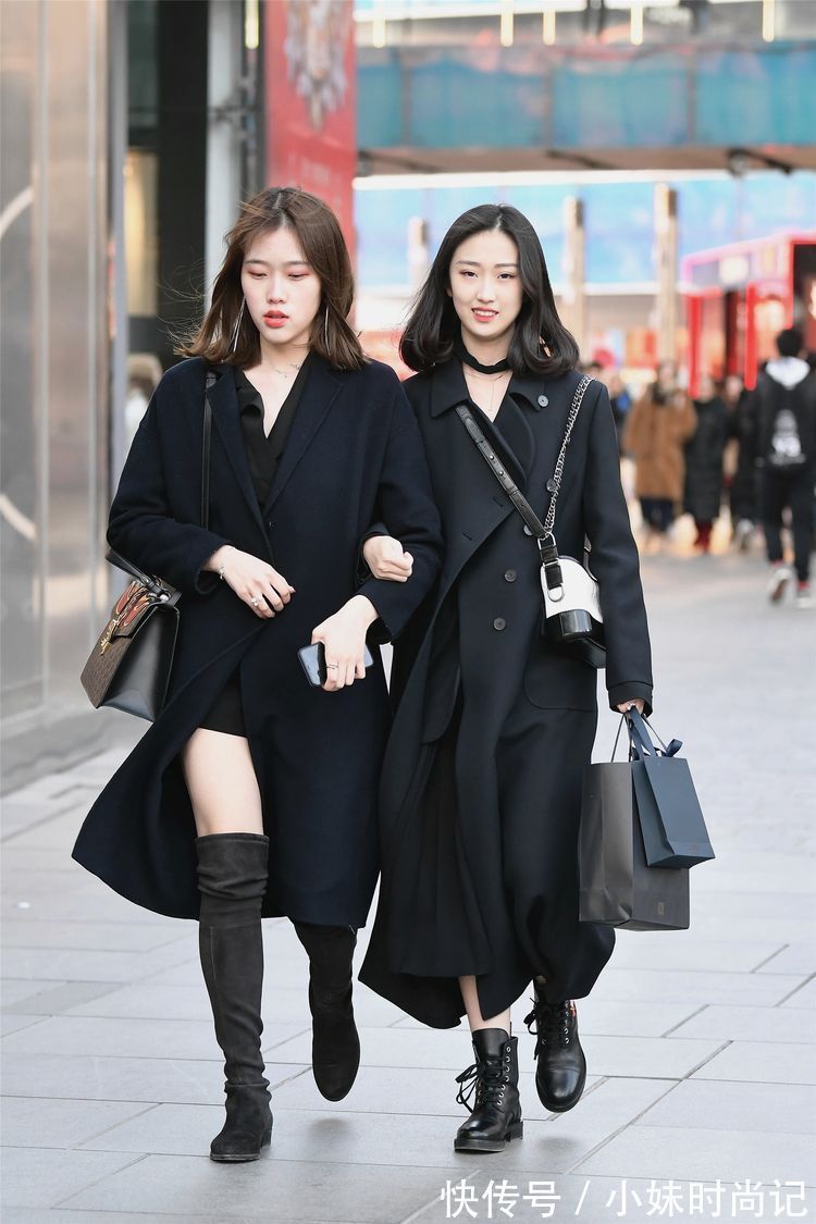 闺蜜|街拍:喜欢黑色搭配的闺蜜,选择同款的风衣,展现不一样的时尚!