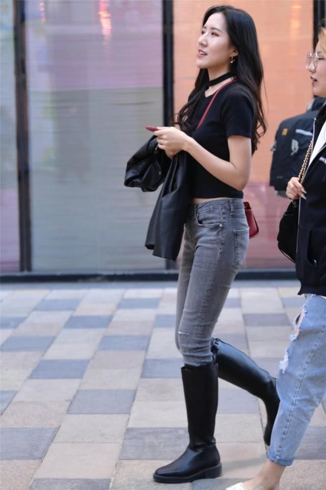 精美牛仔裤充满青春活力的感觉，在修身的同时穿起来特别帅气