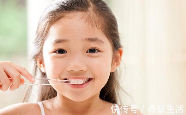 刷牙|美国牙医建议七岁之前不要自己刷牙？很多中国父母教育错了
