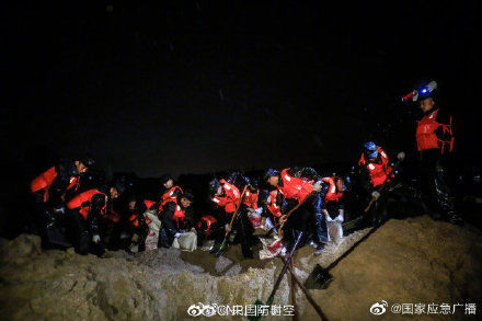 台风|台风过境引发内涝武警官兵雨夜驰援