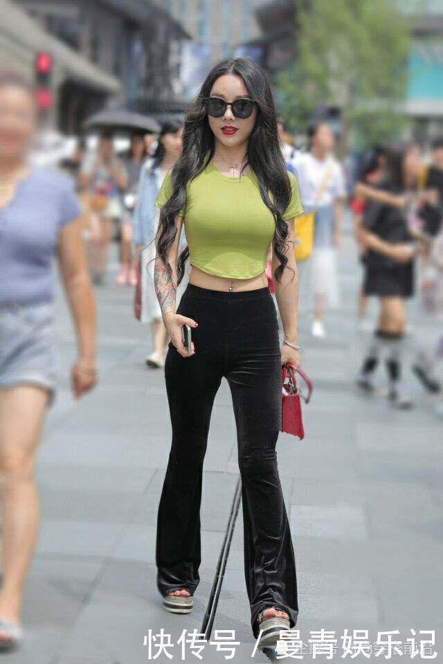 满大街都是“阔腿裤T恤”,突然来一条“托腹裤”,时髦又吸睛!