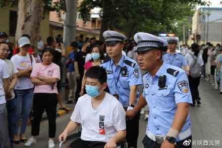 考生|交警提前排查 为骨折考生爱心送考