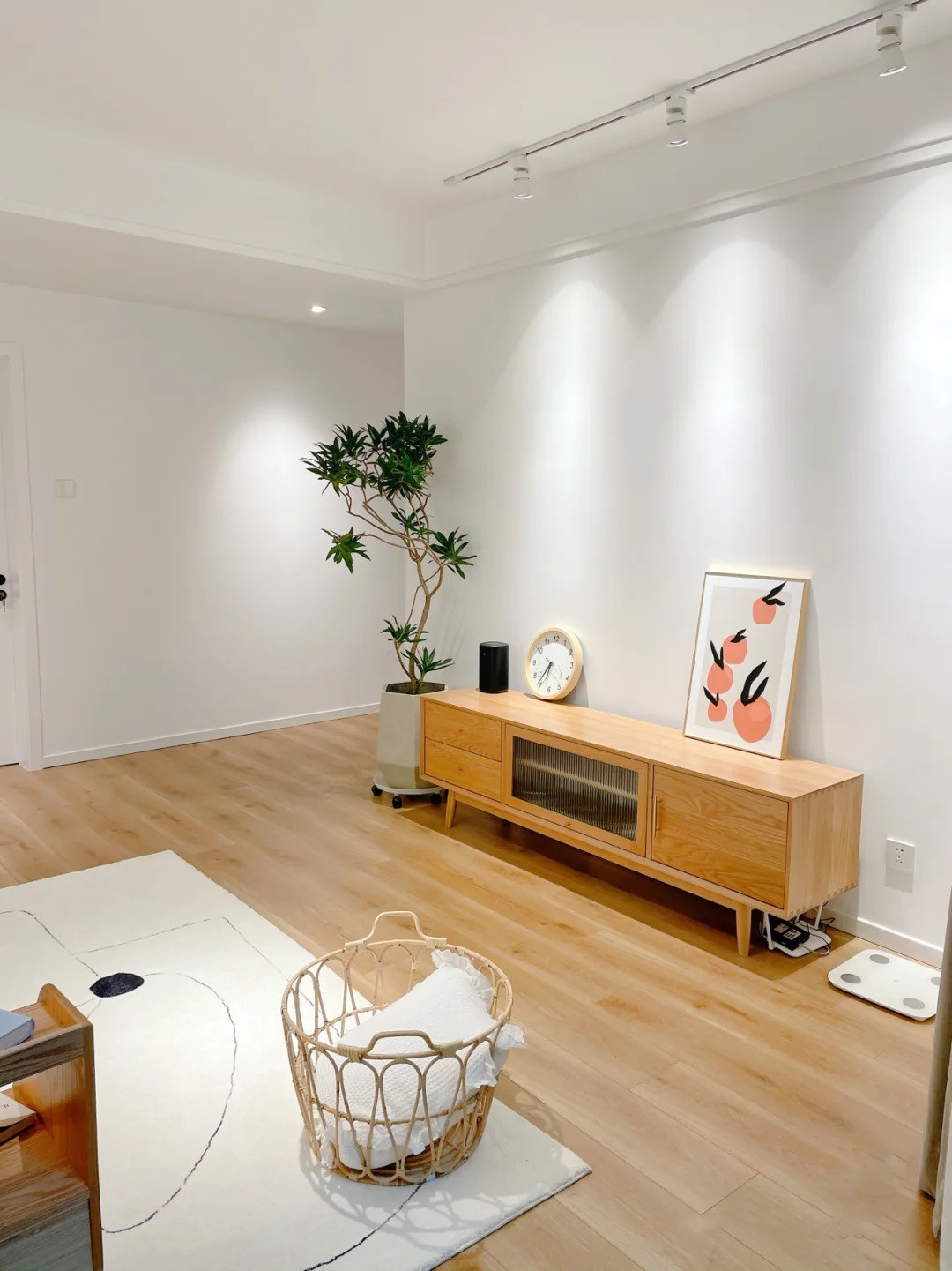 客厅|再买房,就照她家这样装,全屋大白墙、无主灯,干净利落,好舒服