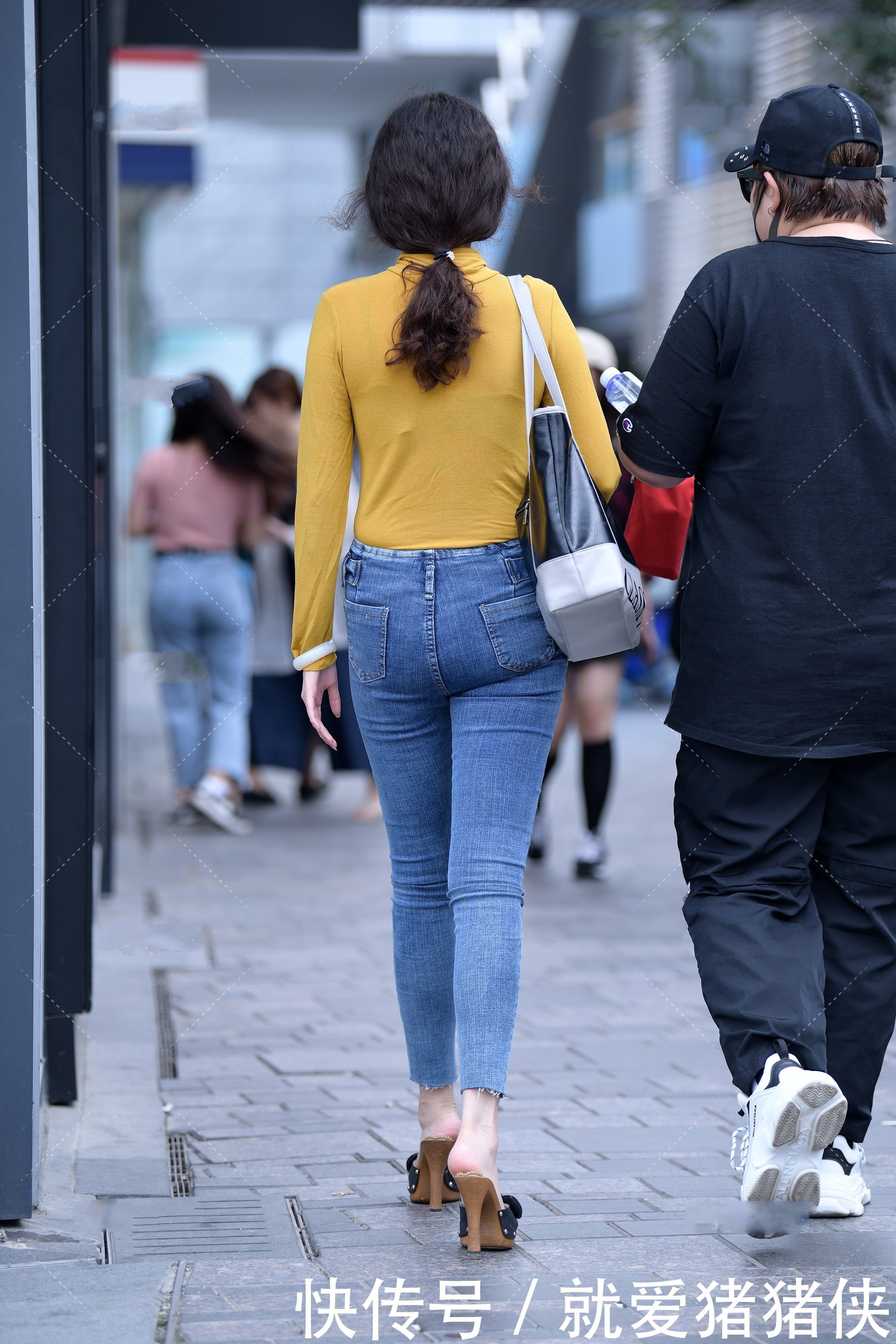 打底|高领打底衫,搭配蓝色裤子,简单的衣服搭配起来也很好看