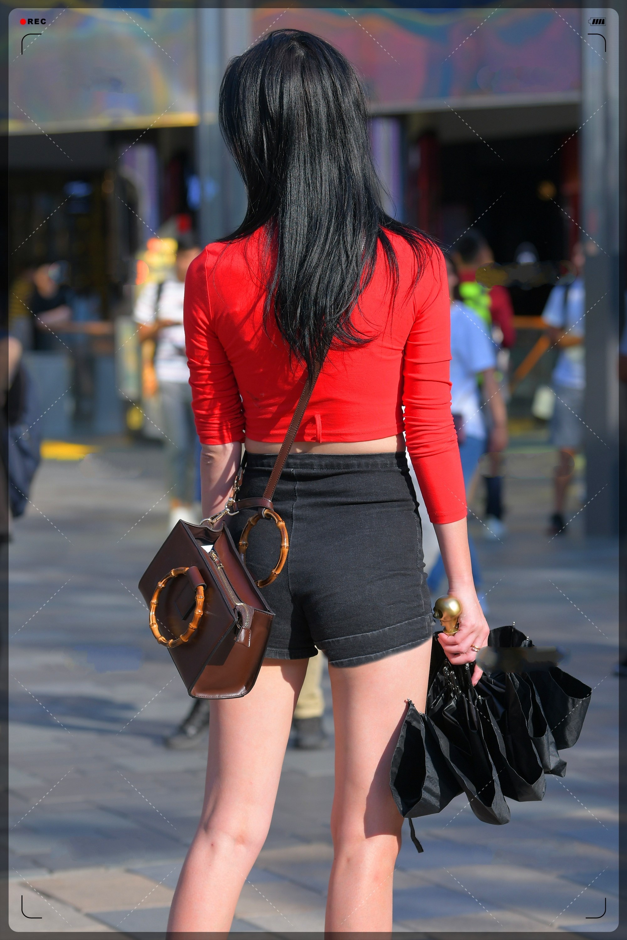 红色|街拍美女:红色中国风穿搭,好看喜庆,潮流时尚