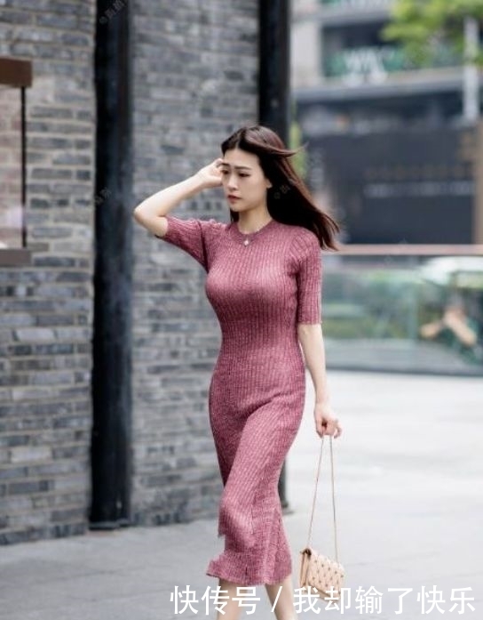 清甜|街拍小姐姐:发际线瞬间成中分发型的造型,清甜可人的笑脸,修颜